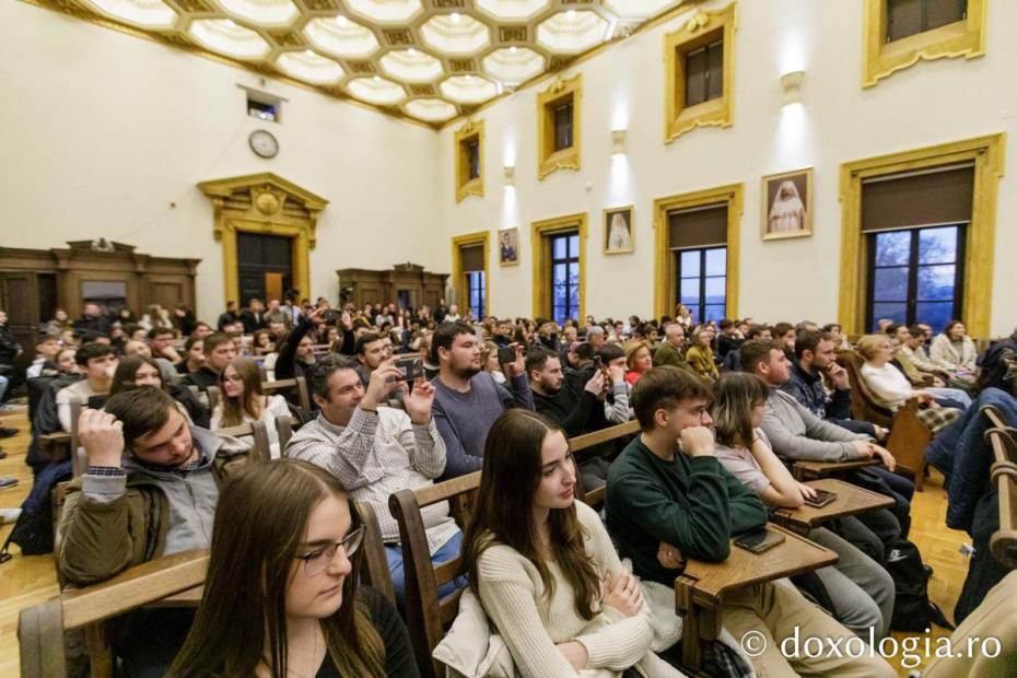 Două volume, semnate de părintele Nicolae Dura, au fost prezentate la Iași / Foto: pr. Silviu Cluci